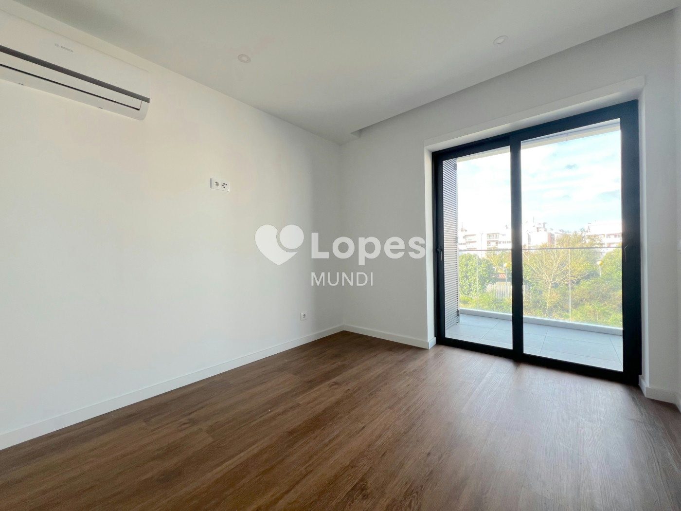 Apartamento T2 à venda em Águas Santas, Maia, Portugal – Varanda e garagem