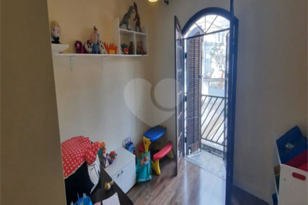 Sobrado à venda com 4 quartos, sendo 1 suíte, em Vila Marari, São Paulo, SP