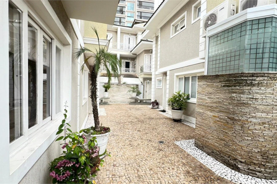 Casa à venda com 3 quartos, sendo 1 suíte, no condomínio Villagio Tramway, São Paulo - SP