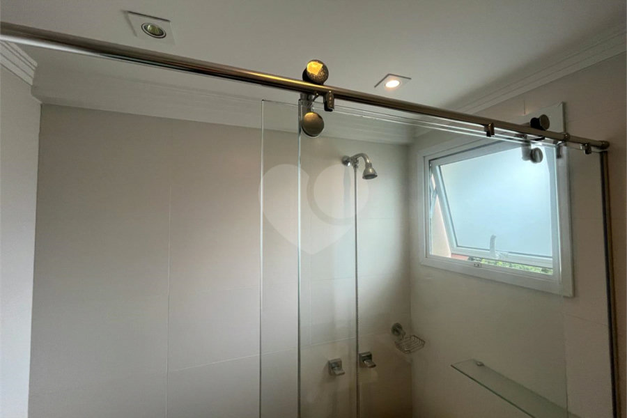Casa à venda com 4 quartos, sendo 2 suítes, no condomínio Floradas da Serra, São Paulo - SP