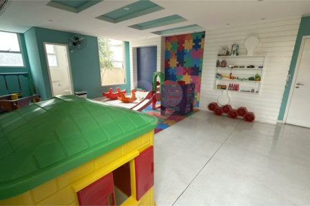 Apartamento de 155 m² com 4 dormitórios, varanda e 2 vagas de garagem. Condomínio com piscinas adulto, infantil e aquecida, lazer e portaria 24 horas.