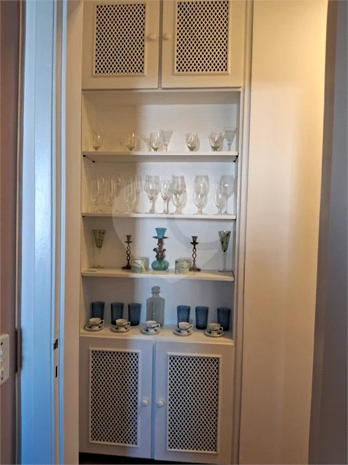 Prédio com portaria 24 horas, e lazer. Apartamento com 3 dormitórios, uma suíte, 2 vagas de garagem