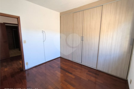 Casa á venda na Avenida Pau Brasil.