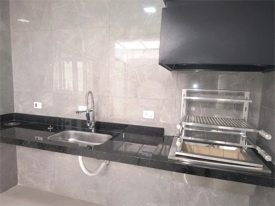 casa térrea, recém construida, 3 dormitórios sendo 1 suíte, 2 vagas de garagem, piscina e espaço gourmet