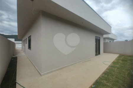 Casa exclusiva em Atibaia de alto padrão com 3 suítes, piscina, espaço gourmet, condomínio fechado, aceita financiamento