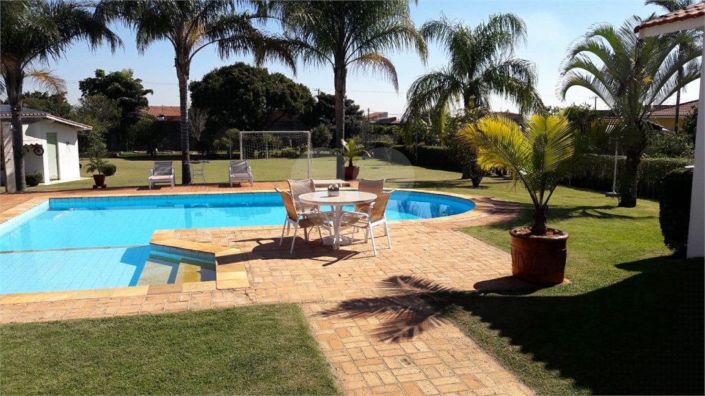 Casa à venda com 4 quartos, sendo 2 suítes, no condomínio Monte Belo, Salto - SP