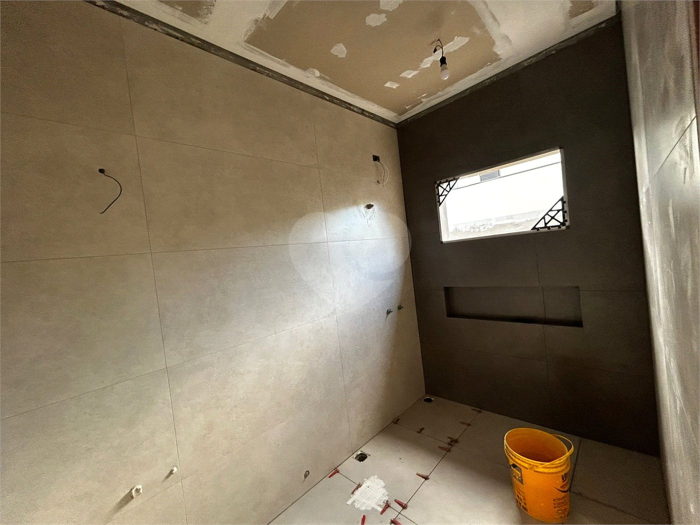 Casa à venda com 3 quartos, sendo 1 suíte,  no condomínio Lago dos Ipês, Itapetininga - SP