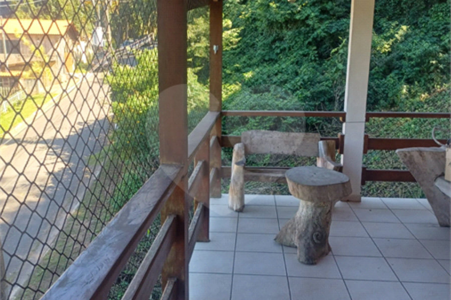 Casa à venda ou para alugar com 3 quartos, sendo 1 suíte, no condomínio Parque Suiça, Caieiras - SP