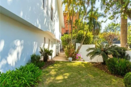Casa à venda com 4 quartos, sendo 2 suítes, em Vila Morumbi, São Paulo, SP