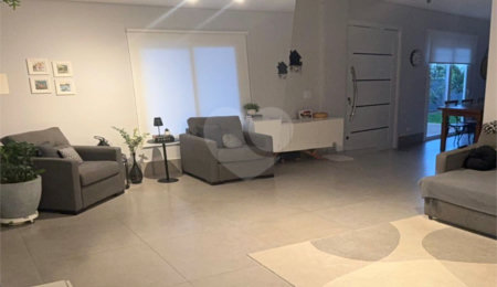 Sobrado à venda com 4 quartos, sendo 2 suítes,  em Vila Santo Antônio, Cotia, SP