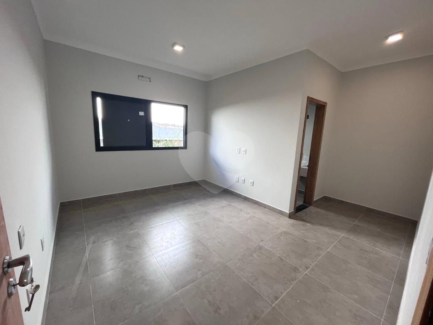 Casa à venda com 4 suítes no condomínio Village Saint Charbel, Araçoiaba da Serra - SP