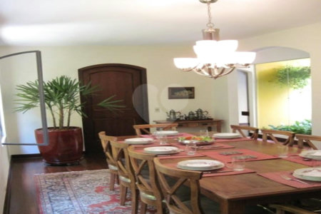 Casa à venda com 4 quartos, sendo 2 suítes,  em Jardim Leonor, São Paulo, SP