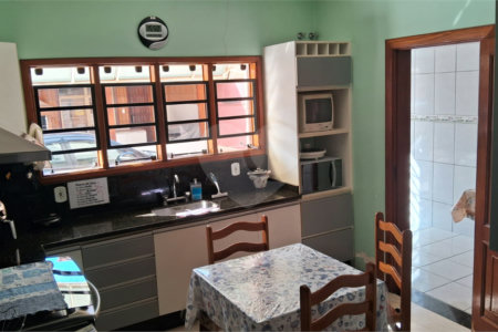 Sobrado à venda com 4 quartos, sendo 2 suítes, em Jardim Quisisana, Poços de Caldas, MG