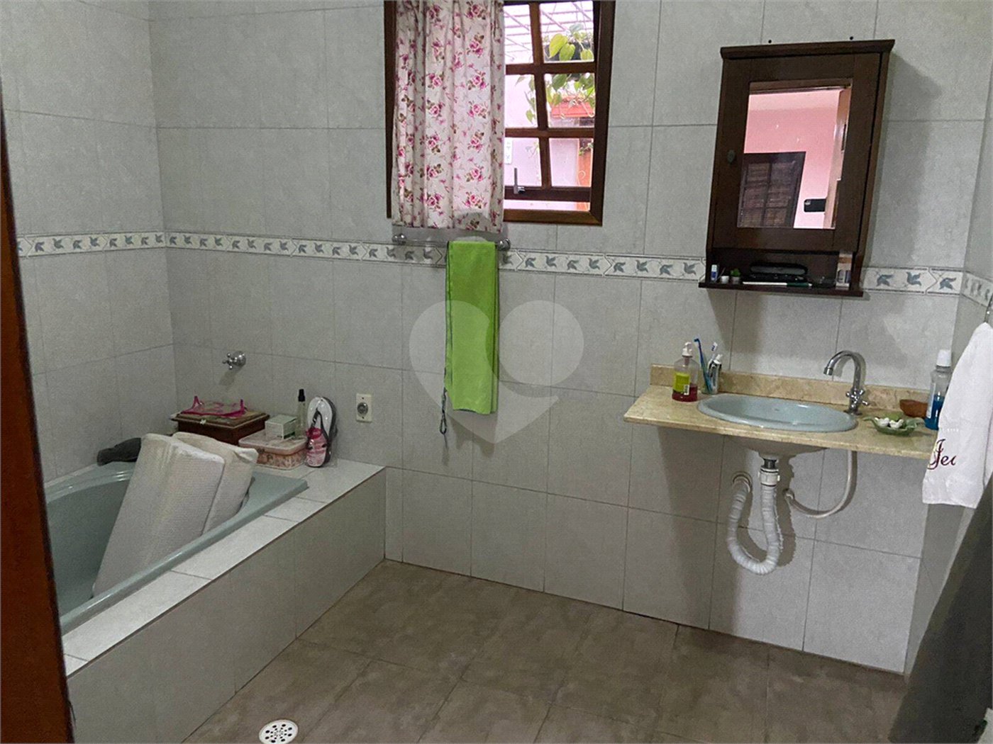 Casa à venda com 3 quartos, sendo 1 suíte,  em Jardim Fonte Áurea, Poá, SP