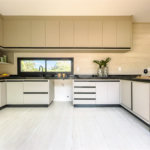 Indaiatuba - Condomínio Milano - Sobrado - 350 m² de terreno - 240 m² de área construída - 4 vagas de garagem, sendo 2 cobertas - Salas de estar e jantar integradas - 3 suítes com closet e varanda no pavimento superior - Escritório no térreo - Espaço gourmet com churrasqueira - Banheiro externo