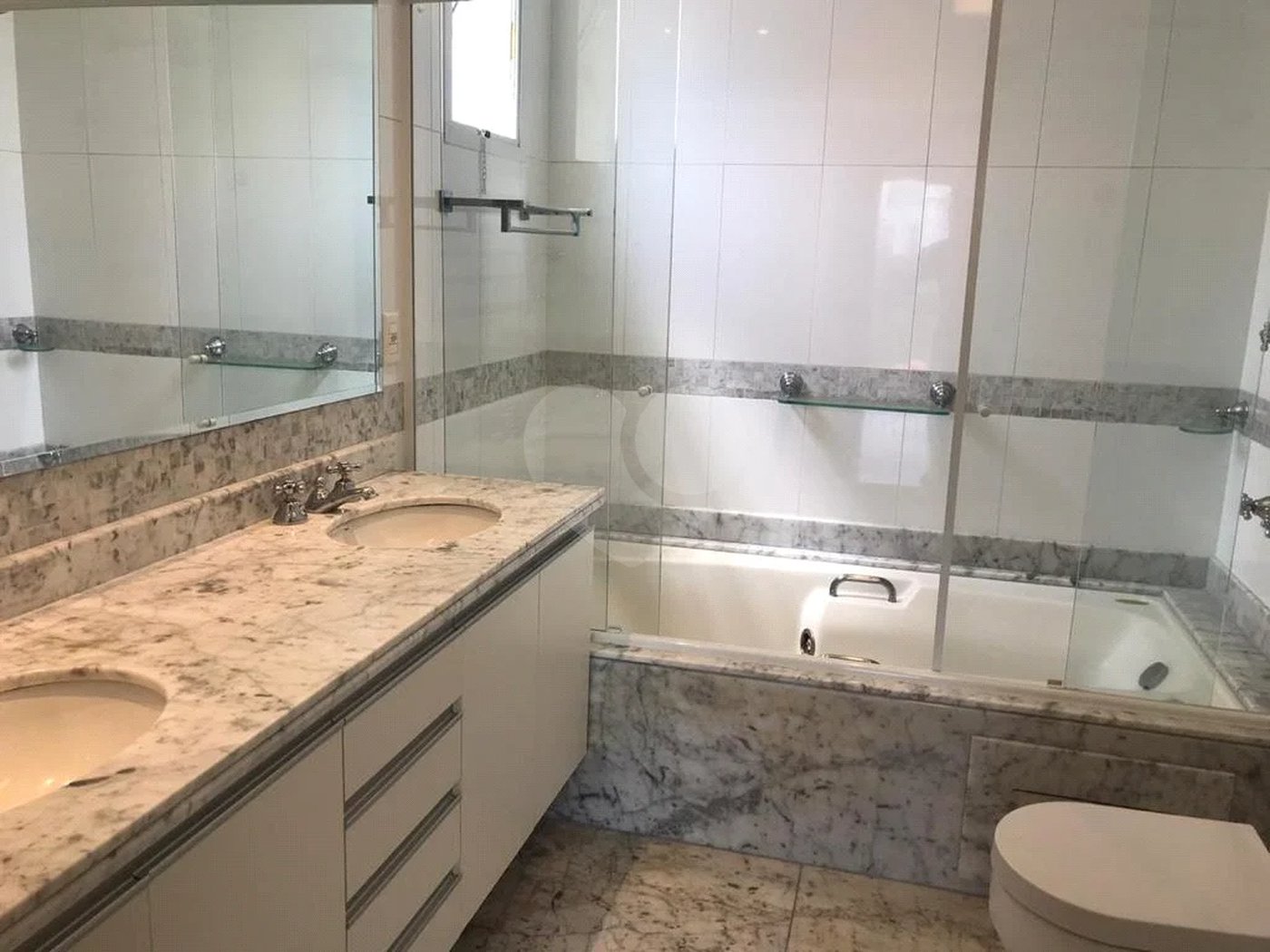 Apto 220 metros no Campo Belo. varanda, 5 vagas, 3 suítes. Visite