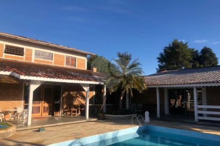 Casa à venda ou para alugar com 4 quartos, sendo 3 suítes,  em Jardim Estância Brasil, Atibaia, SP