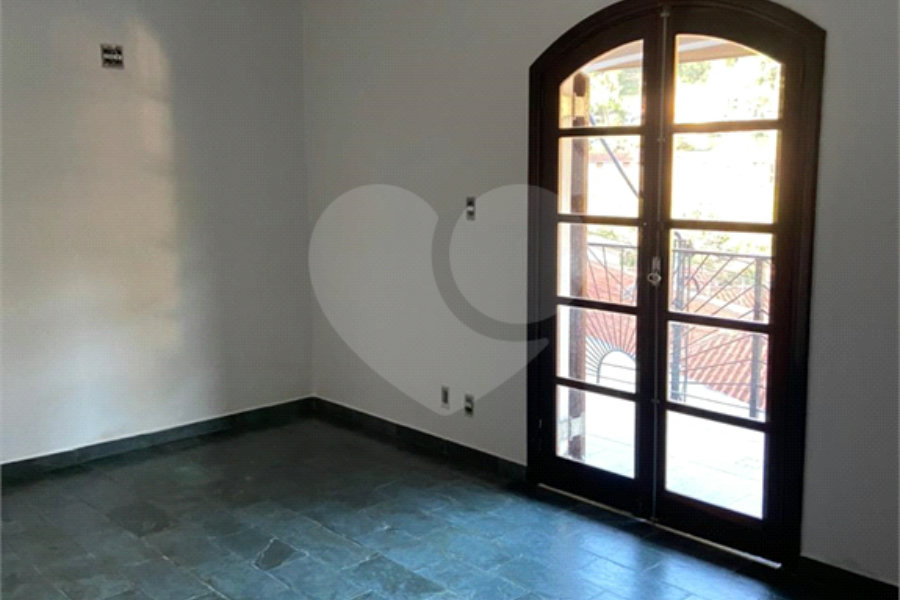 Casa à venda com 4 quartos, sendo 2 suítes,  no Centro, Serra Negra, SP