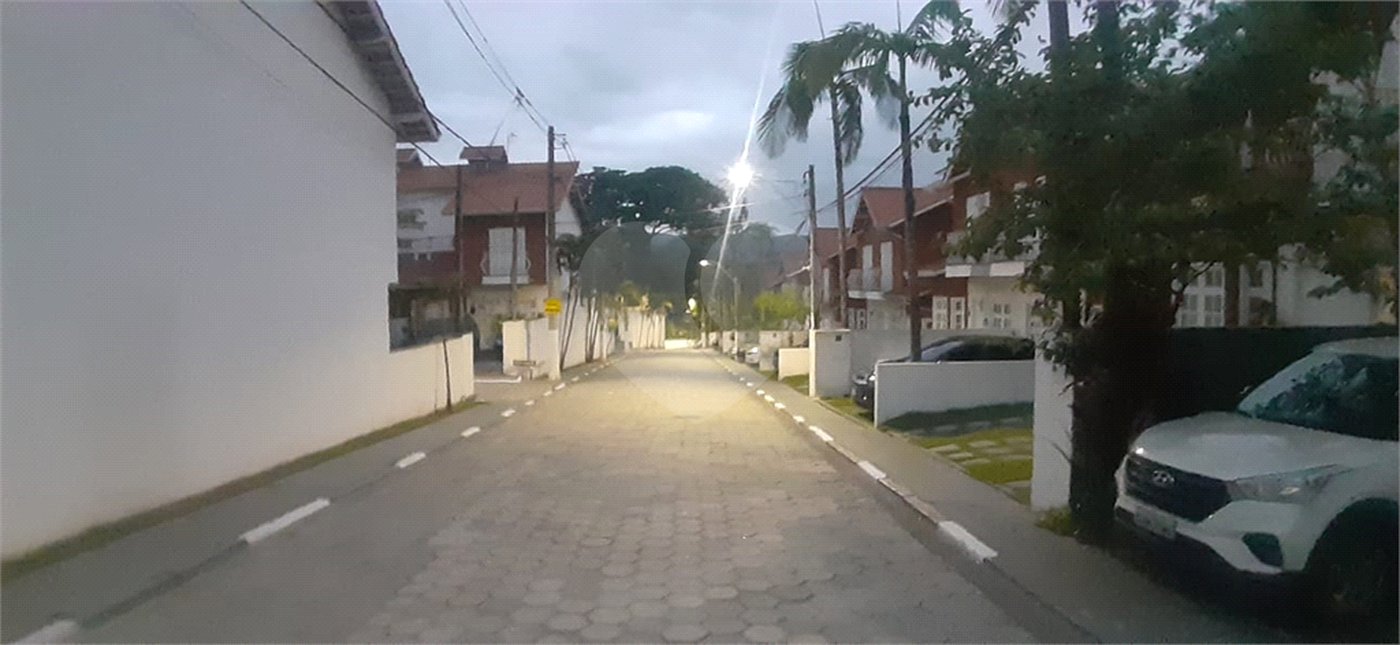Casa à venda com 3 quartos, sendo 1 suíte, no condomínio Village Palmas, São Paulo - SP