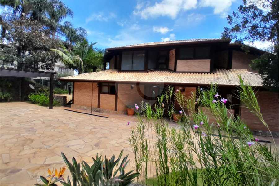 Casa à venda com 4 quartos, sendo 2 suítes, no condomínio Cantareira, Mairiporã - SP