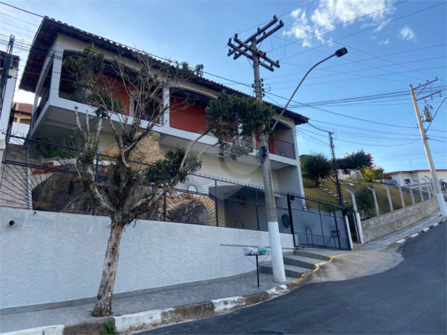 Casa à venda com 4 quartos, sendo 2 suítes,  no Centro, Serra Negra, SP