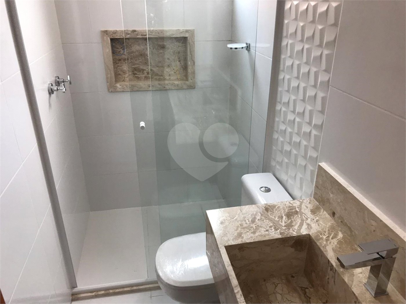 Casa à venda com 3 quartos, sendo 1 suíte, no condomínio Parque Vitória, São Paulo - SP