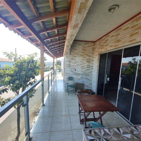 Sobrado 3 quartos e área comercial em baixo.