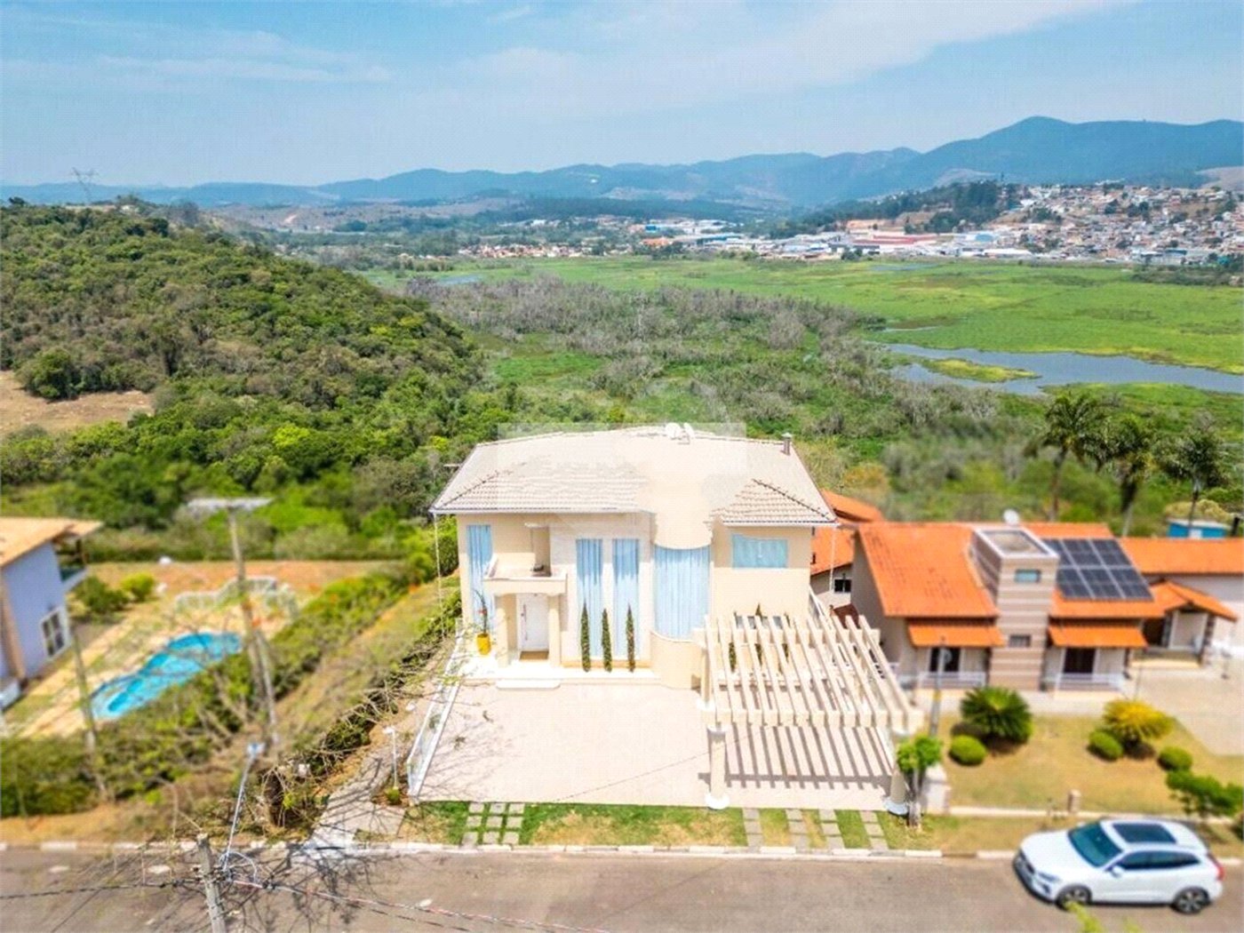 Casa à venda com 3 quartos, sendo 1 suíte, no condomínio Vale do Sol, Bom Jesus dos Perdões - SP