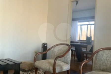 Casa térrea com 3 dormitórios, sendo 1 suíte .