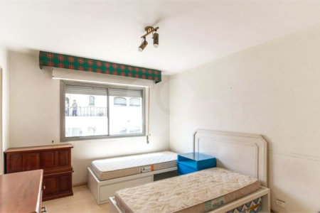 Este elegante apartamento em Higienópolis oferece 224m² de área muito bem distribuída, perfeito para quem valoriza conforto