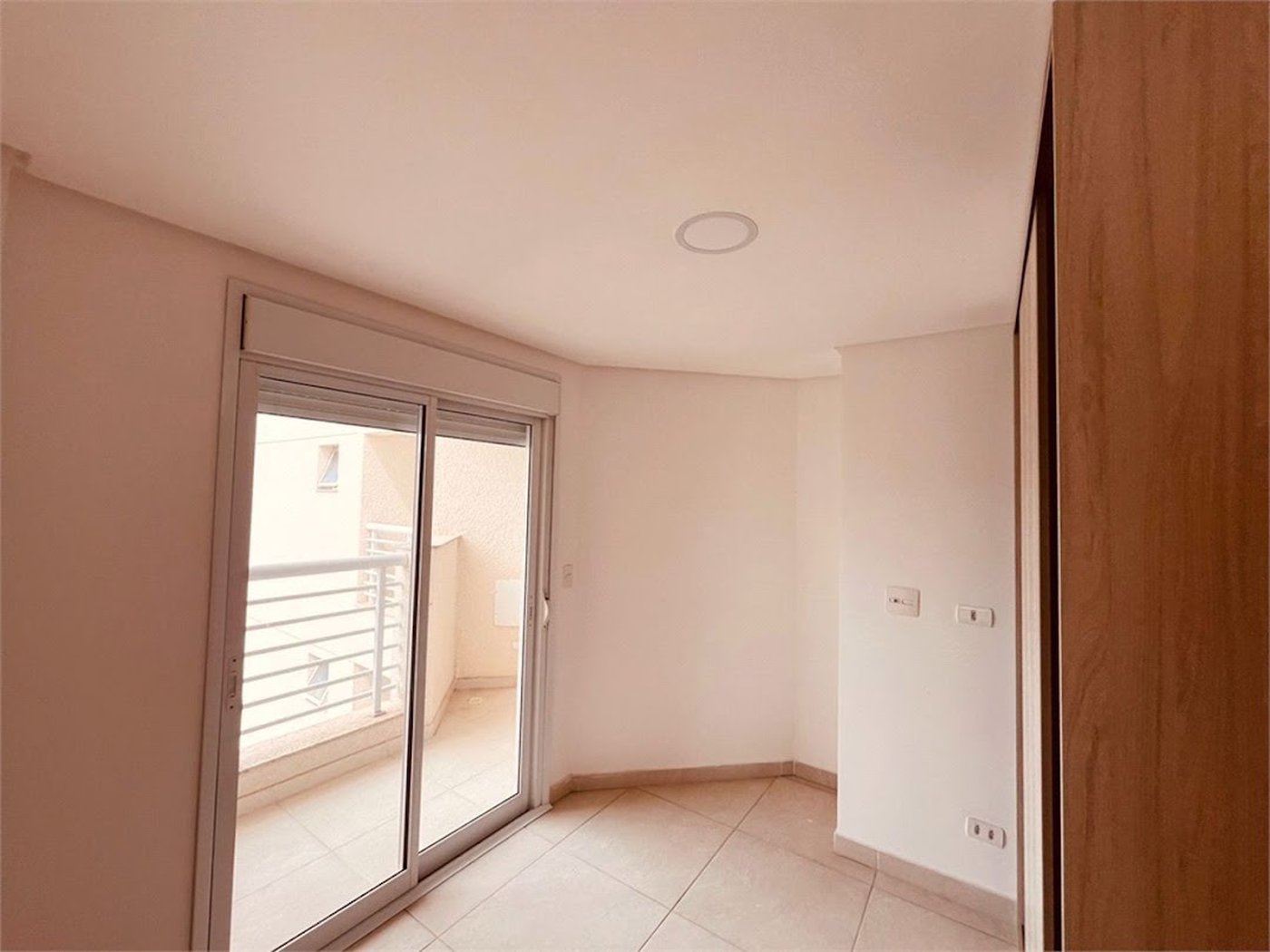 Apartamento com Varanda Gourmet em Condomínio Clube na Enseada – 2 Dormitórios