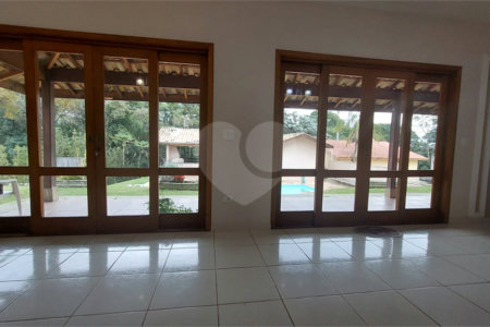 Casa à venda com 4 quartos, sendo 1 suíte, no condomínio Marf II, Bom Jesus dos Perdões - SP