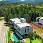 Casa à venda com 4 suítes no condomínio Figueira Garden, Atibaia - SP