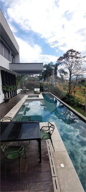 Casa à venda com 3 suítes no condomínio Figueira Garden, Atibaia - SP