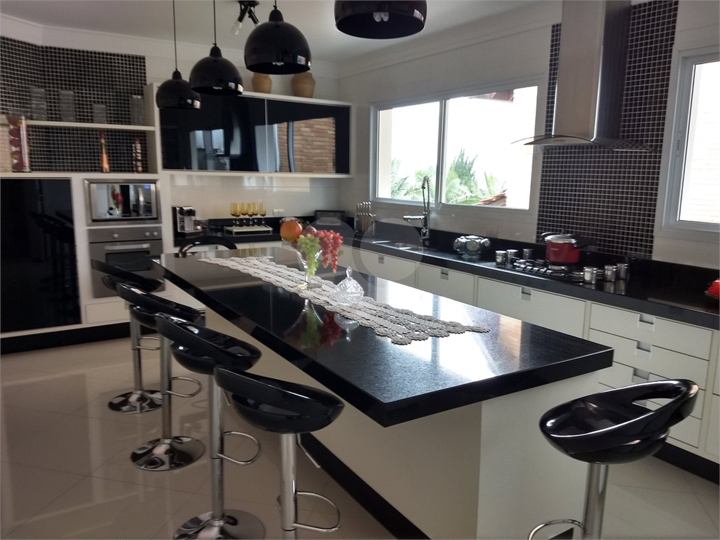 Casa Térrea à venda ou para alugar com 4 suítes em Horto, São Paulo, SP