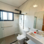 Casa à venda com 4 quartos, sendo 1 suíte, no condomínio Residencial Pinheiros do Lago, Alambari - SP