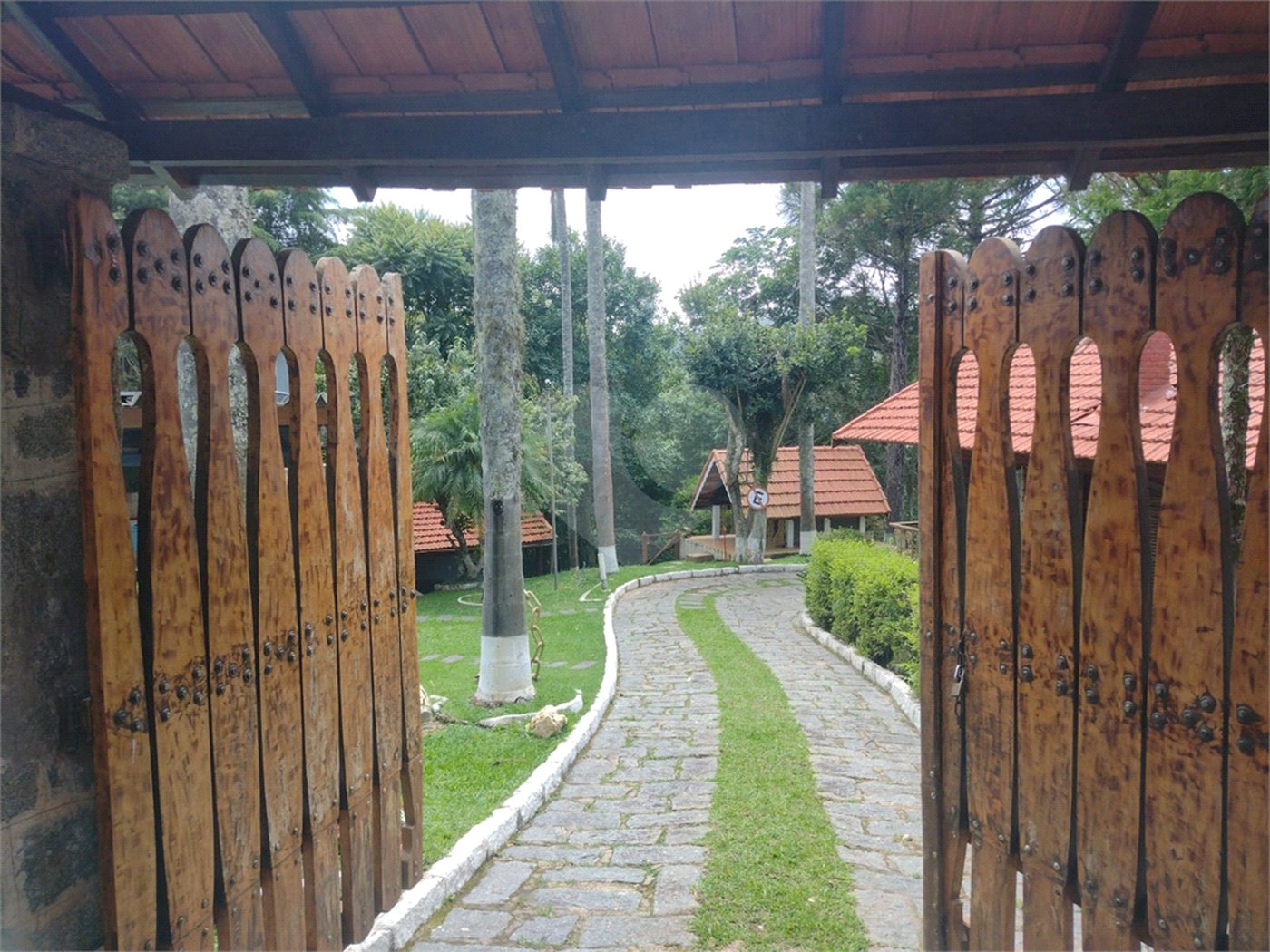 Casa à venda com 4 quartos, sendo 2 suítes,  no condomínio Cinco Lagos, Mairiporã - SP