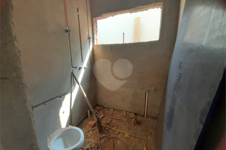 Casa em Construção com Área Gourmet e Piscina no Condomínio Damha II