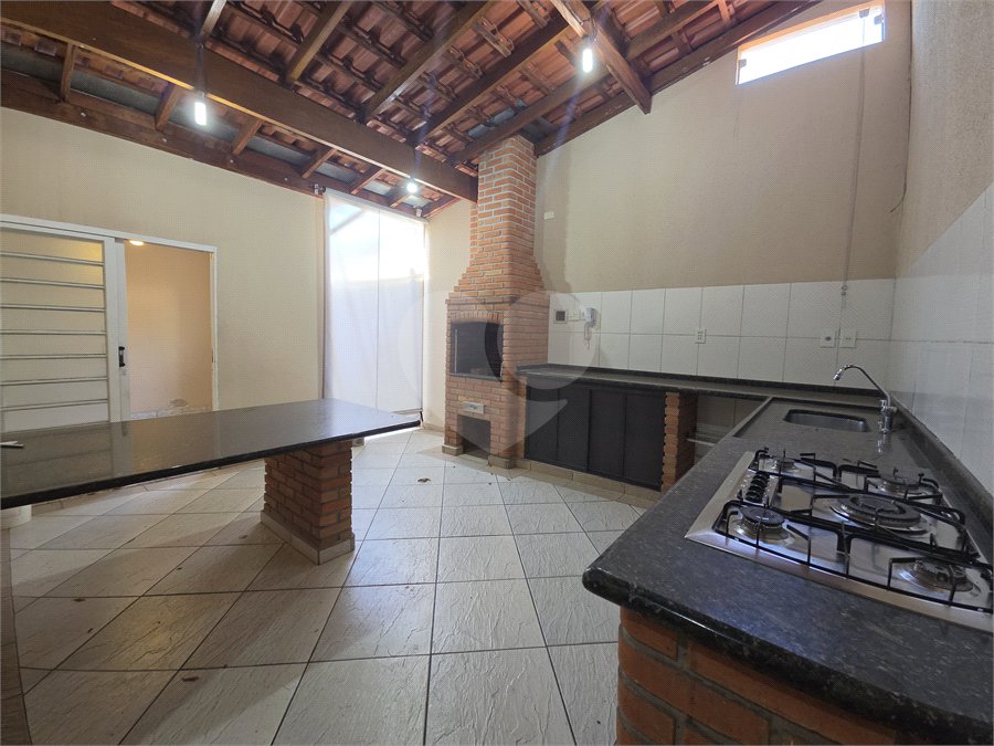 Casa à venda com 3 quartos, sendo 1 suíte, no condomínio Parque das Árvores, Sorocaba - SP