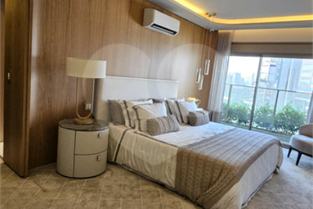 Apartamento à venda com 3 suítes em Moema, São Paulo, SP