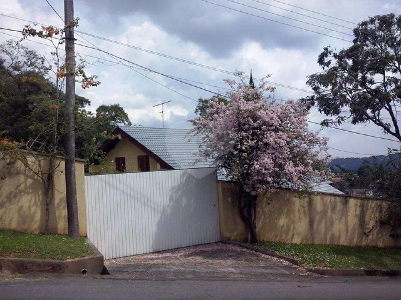 Sobrado à venda com 7 quartos, sendo 5 suítes, no Centro, Mairiporã, SP