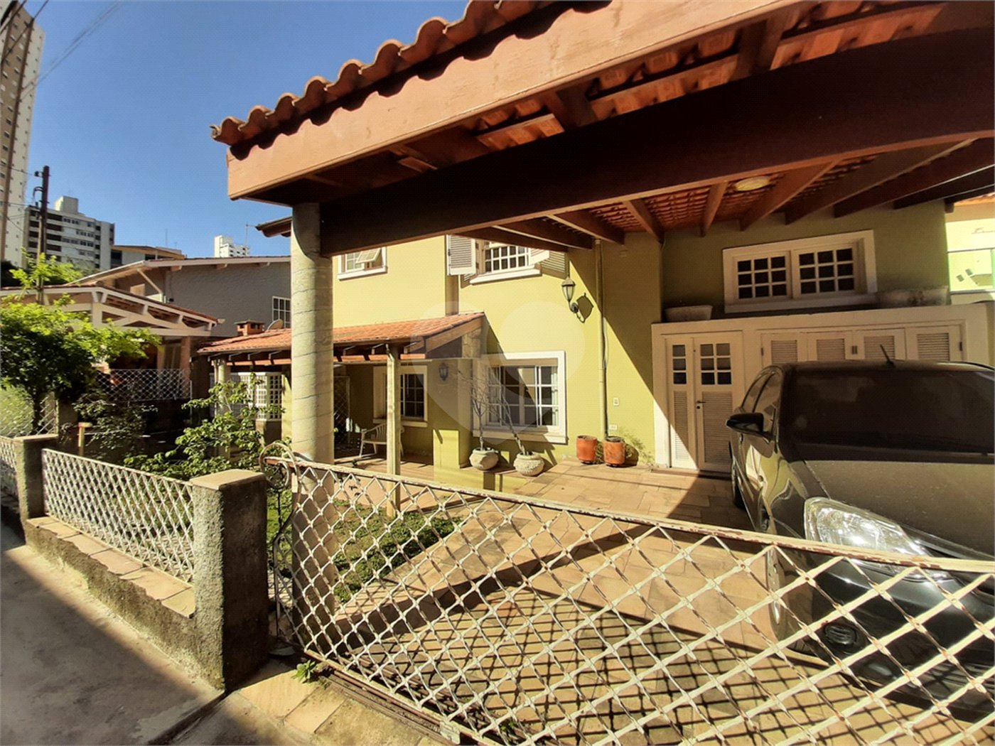 Casa à venda ou para alugar com 3 quartos, sendo 2 suítes, no condomínio Chácara das Rosas, São Paulo - SP