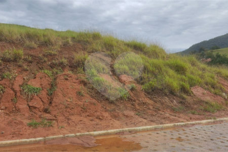 Terrenos de 300 metros em condomínio fechado e prontos para construir na região de Atibaia