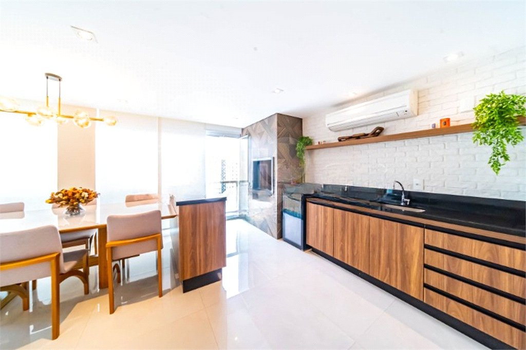 Apartamento na Mooca com 204m² com sacada gourmet com 4 suítes e 4 vagas condominio clube Aceita Permuta