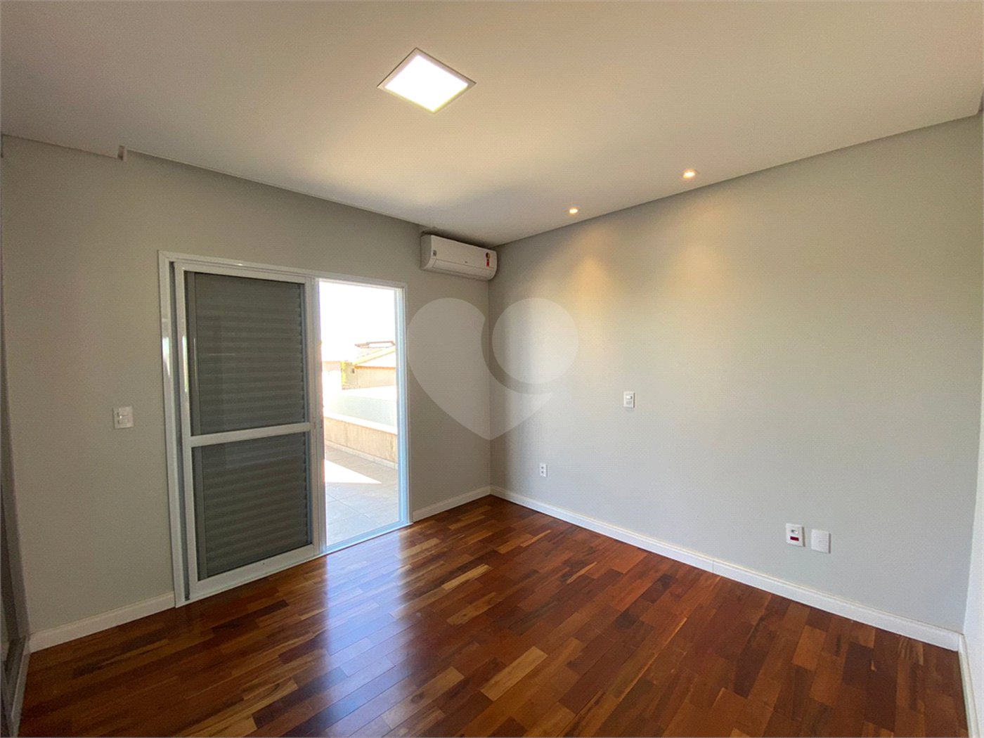Casa com alto padrão de acabamento para venda no Condomínio Montreal.