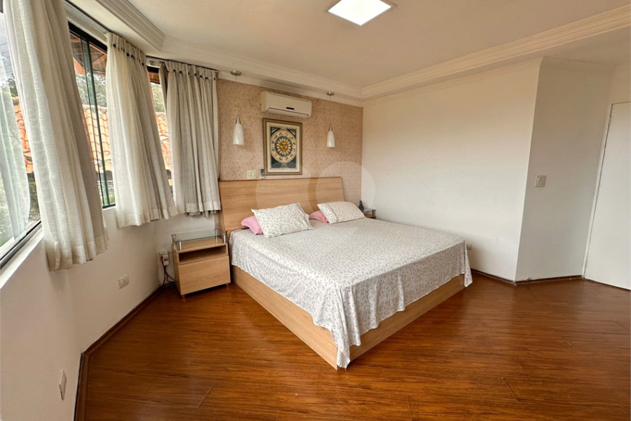Casa à venda com 5 quartos, sendo 3 suítes, no condomínio Jd Itatinga, São Paulo - SP
