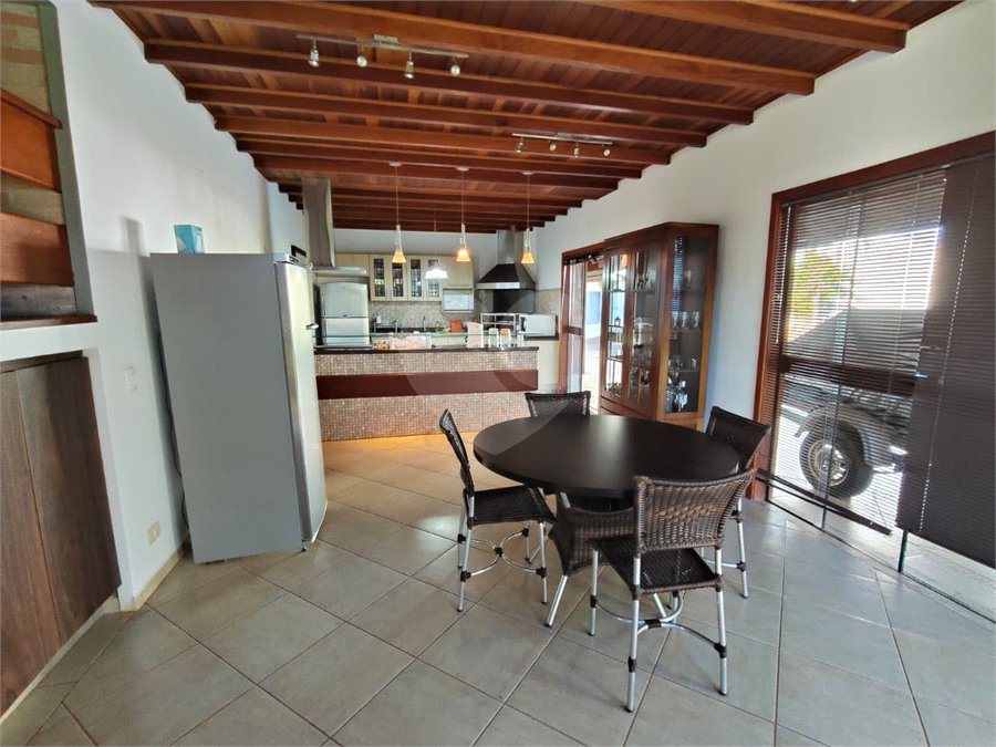 Casa à venda com 7 quartos, sendo 4 suítes, no condomínio Riviera de Santa Cristina XIII, Paranapanema - SP