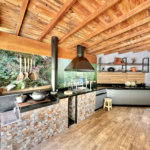 Casa à venda com 4 quartos, sendo 3 suítes, no condomínio Vilarejo, Carapicuíba - SP