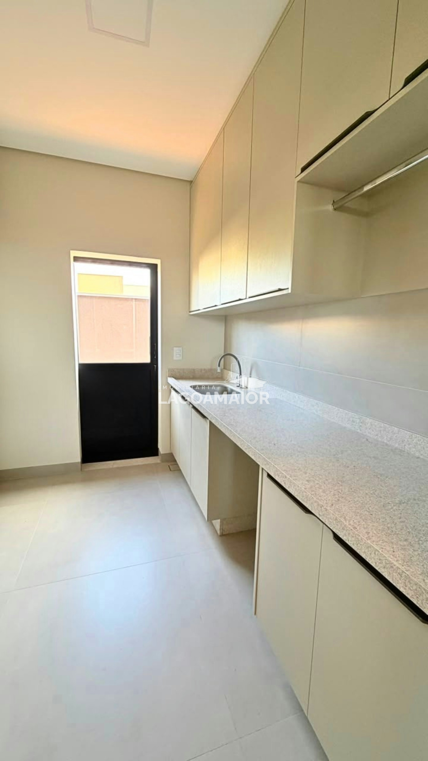 Casa à venda com 3 quartos, sendo 3 suítes, no condomínio Villa Dumont, Três Lagoas - MS