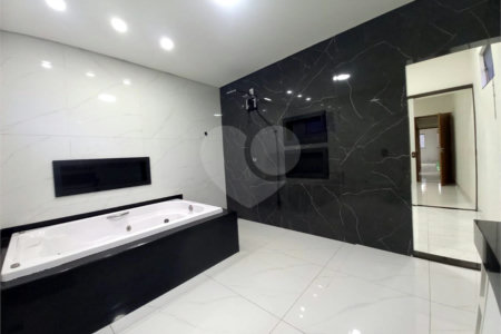 Casa à venda com 3 quartos, sendo 1 suíte,  em Vila Santa Catarina, Dourados, MS